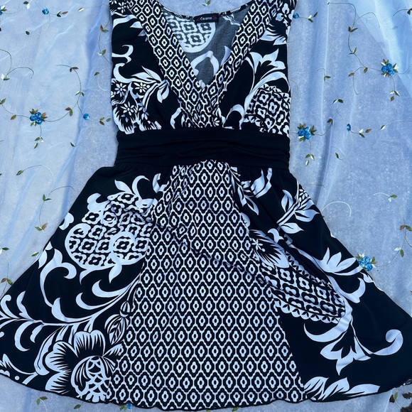Cocomo Black and White Floral Long Length Blouse- Half Wrap and Tie back - Picture 1 of 5